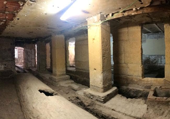 Restos del tramo de muralla árabe existente en los bajos del inmueble.