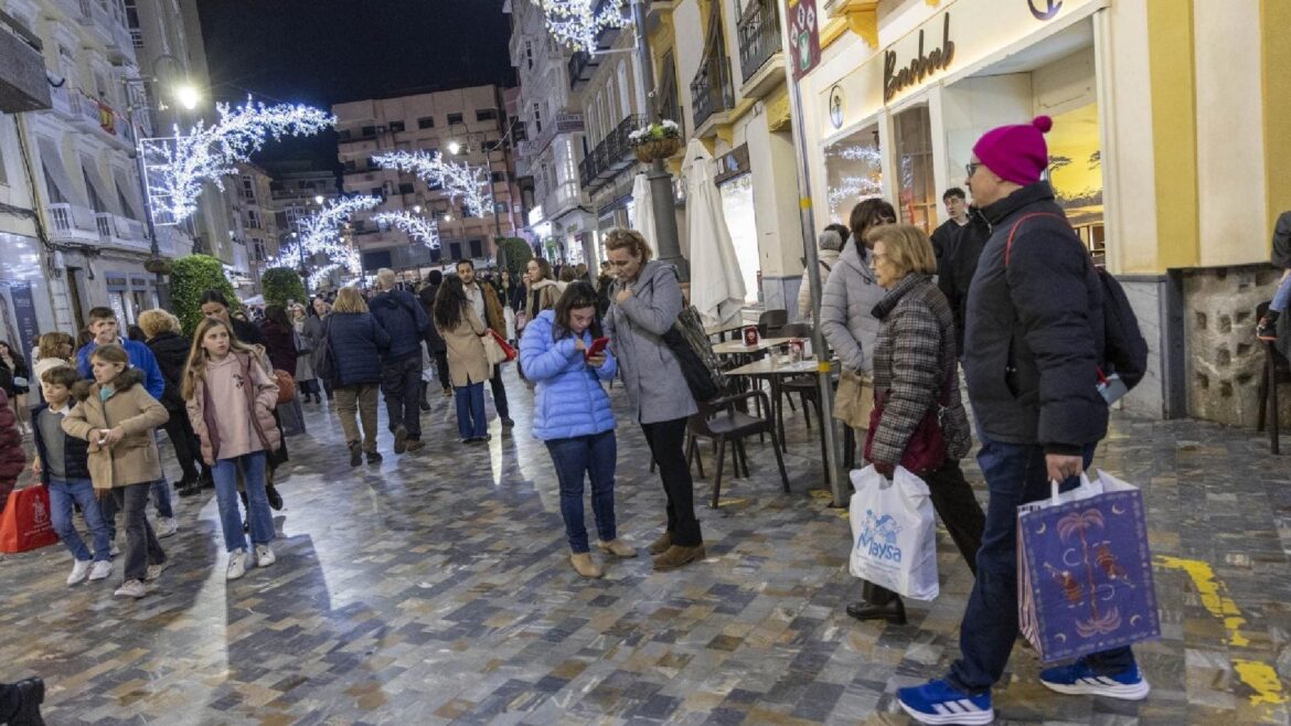 Los comerciantes de Cartagena reparten noches de hotel y cenas para impulsar las ventas en el centro