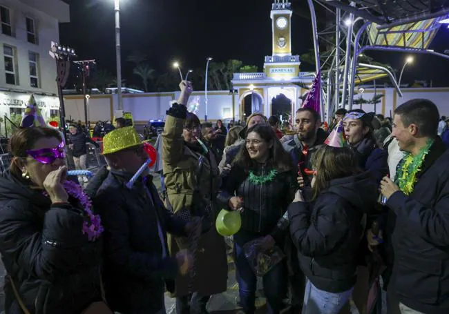 Un grupo de amigos celebra las preuvas en la plaza del Rey.