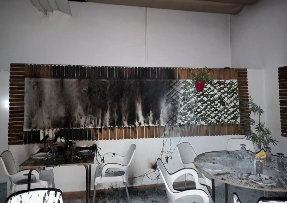 Imagen secundaria 1 - Así quedó la zona del restaurante afectada por el fuego.