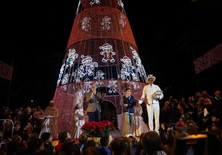 El alcalde, Pepe Vegara, dirige unas palabras al público en compañía del ganador del concurso navideño, Jesús Hurtado.