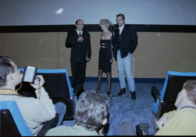 Los actores Miguel Bosé y Marisa Paredes en el cine Rex en 1991.