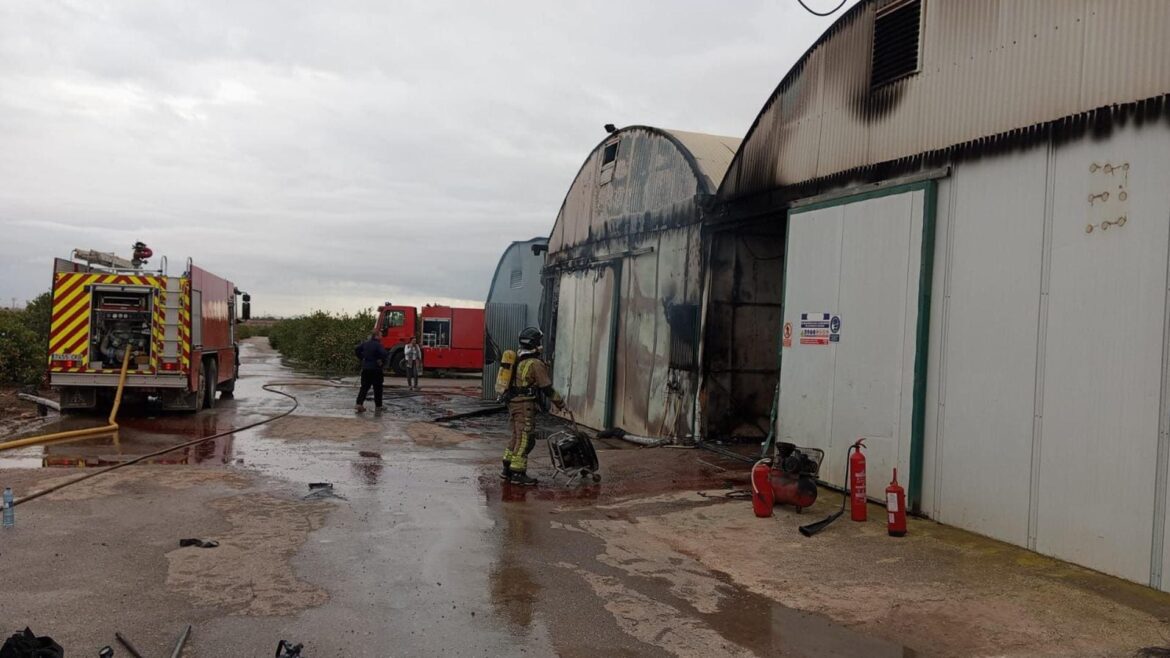 Arde una nave agrícola en Fuente Álamo al incendiarse un cabezal de riego