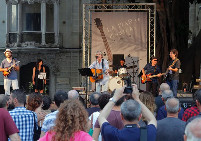 Bantastic Fand, con Nacho Para al frente, durante su actuación en La Mar de Músicas de 2015 en la plaza de San Francisco.