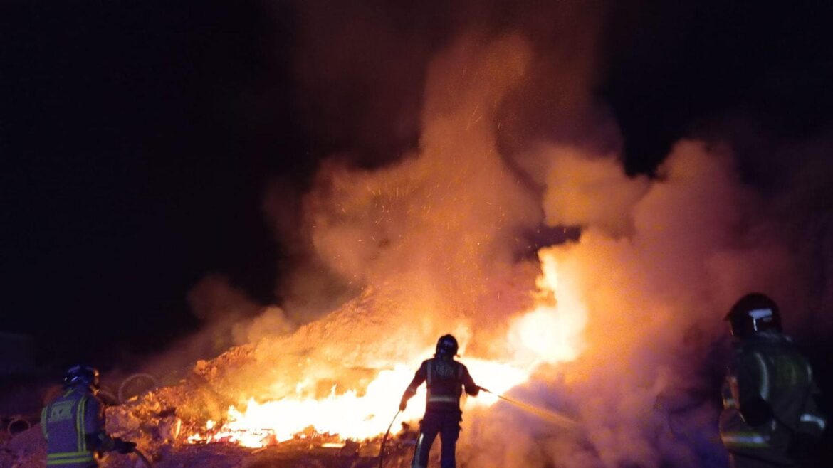 Un incendio calcina palets y escombros en un polígono industrial de Lorquí