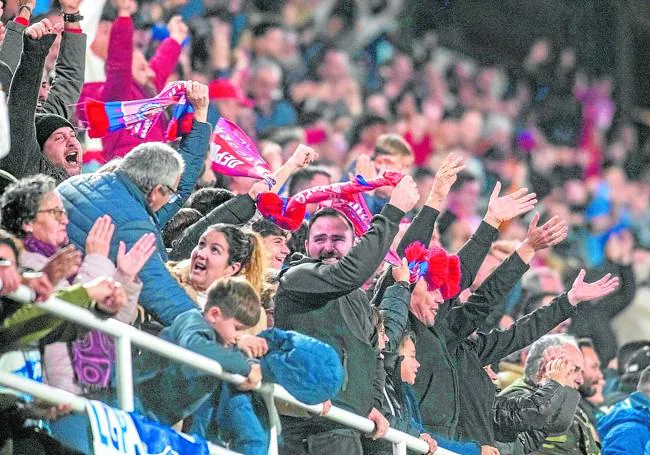 Los aficionados celebrando el segundo gol en la tribuna del estadio, el pasado jueves.