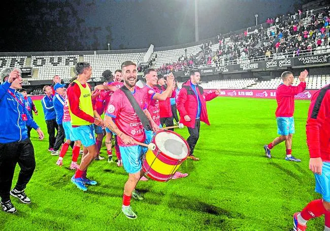 El delantero Francis Ferrón, alma de la fiesta en el vestuario de la Minera, tocando el bombo tras eliminar al Alavés, el pasado jueves en el Cartagonova.