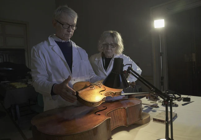 Neumann estudia dos de las cuatro piezas del cuarteto de Stradivarius del Palacio Real.