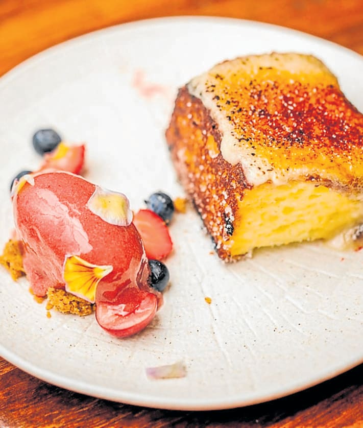 Imagen secundaria 2 - Izquierda: croquetas de espinacas con furikake; y de prosciutto dalmatinske (jamón ahumado típico de Croacia). Derecha: torrija con crema ahumada de almendras y sorbete de frutos rojos.