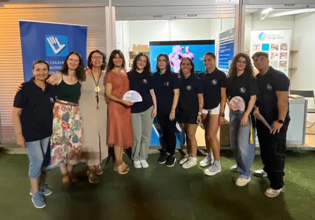 Ángeles Fernández, decana del CoFiRM (4i), en el estand informativo del órgano colegial ubicado en los Huertos del Malecón.