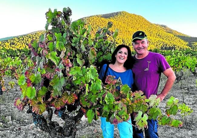 Maravillas Pérez y Alfonso Sánchez, en su finca de viñedos del valle del Aceniche.