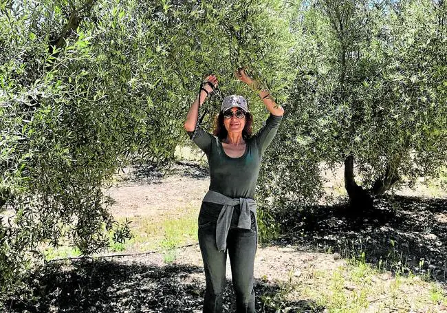 Águeda Carreño, entre los olivos de la finca El Chopillo, en Moratalla.