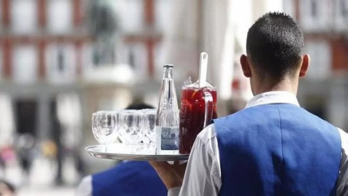 El mito de la ‘nueva ley’ que permite no pagar en un restaurante si no te traen la cuenta: un abogado explica las consecuencias legales