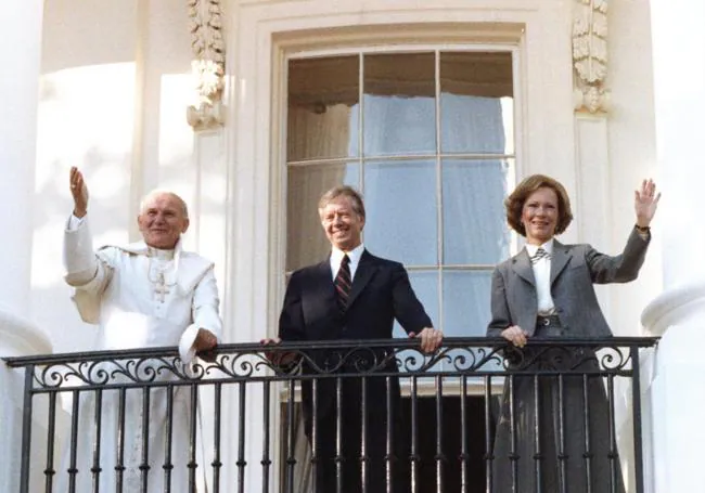 Carter y Rosalynn, con el Papa Juan Pablo II en la Casa Blanca en octubre de 1979.