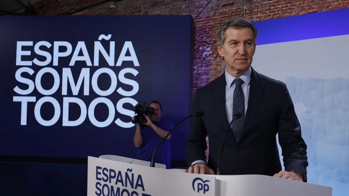 Feijóo augura a Sánchez un 2025 de «juzgados, Waterloo y un poco de Franco»