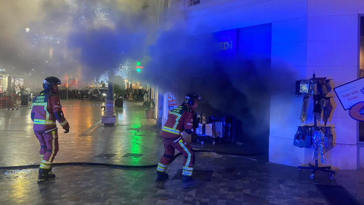 Alarma en el centro de Cartagena por el incendio de un comercio