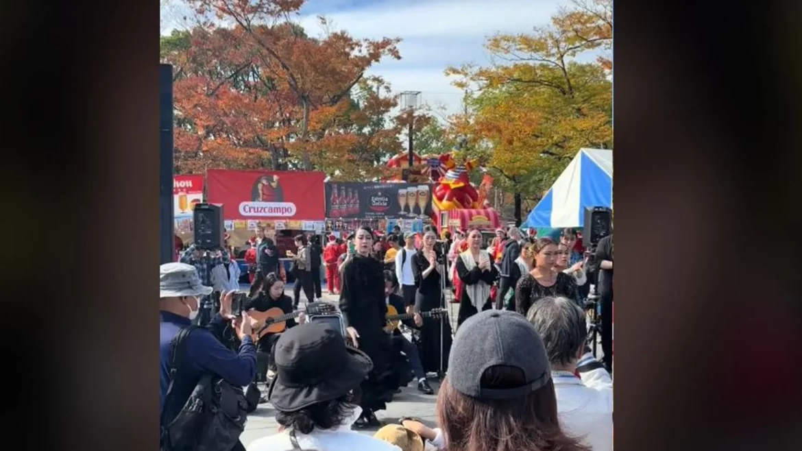 Un joven japonés muestra cómo celebran en Tokio la fiesta de España: «Hay un puesto de paella y otro jamón»