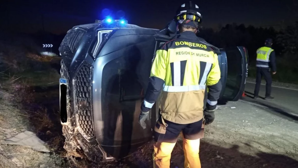 Herido al volcar su coche en Moratalla