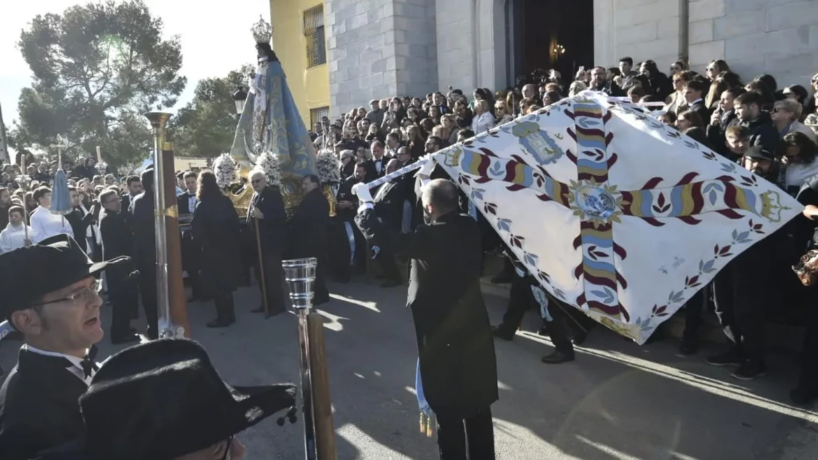 Yecla recibe a su Patrona en una Bajada llena de pólvora y devoción