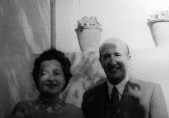 Carmen Conde con Vicente Aleixandre. Jardín de Velintonia 5, Madrid, 1943.