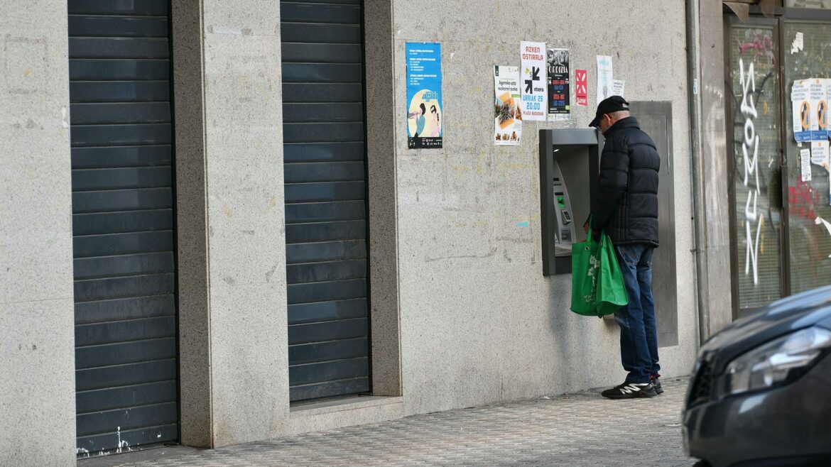 Qué ocurre con el dinero de una cuenta con dos titulares si uno de ellos fallece