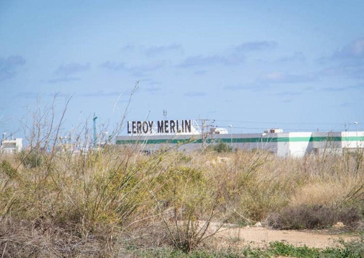 Imagen secundaria 1 - Arriba, Matías Ruiz muestra sobre plano la ubicación de la parcela escogida. Abajo a la izquierda, vista del solar en primer plano con el Leroy de la calle Diamante al fondo. Abajo a la derecha, planeamiento vigente del sector Lomas de Cabo Roig, donde se ve en rosa la parcela EQ-1 y, al norte, una zona verde sin ejecutar.