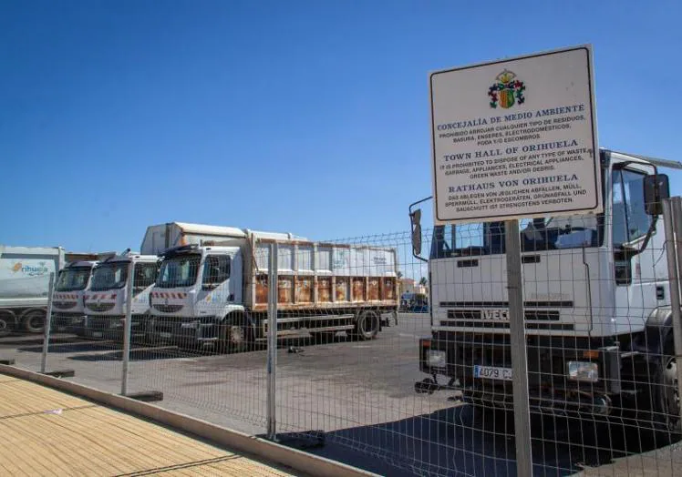 Camiones basura aparcados, en 2023, cuando todavía estaban aparcados en Lomas de Cabo Roig.