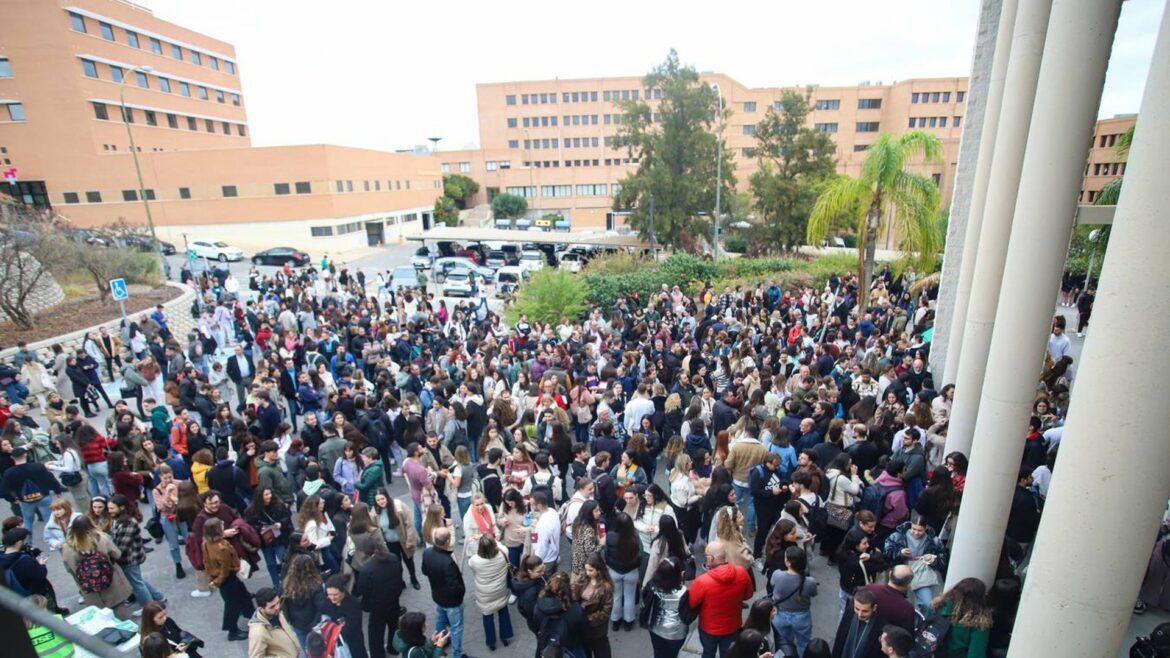 Salud deja sin ofertar plazas MIR en algunas especialidades deficitarias por «falta de capacidad docente»