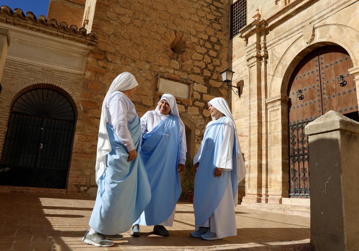 Imagen principal - Arriba: Las comunicadoras eucarísticas María Fernanda, Margarita y Mariana de Jesús, en la puerta del Monasterio de la Encarnación de Mula. Abajo: Hermanos maristas de Cartagena cantando en la residencia donde comparten sus vidas y monjas clarisas de Murcia, siguiendo una misa tras las rejas del coro de la iglesia de Santa Clara.