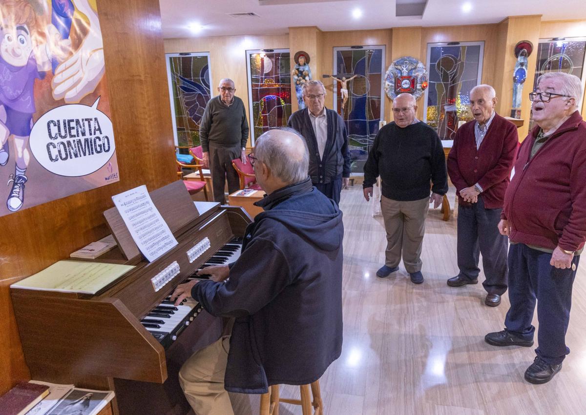 Imagen secundaria 1 - Arriba: Las comunicadoras eucarísticas María Fernanda, Margarita y Mariana de Jesús, en la puerta del Monasterio de la Encarnación de Mula. Abajo: Hermanos maristas de Cartagena cantando en la residencia donde comparten sus vidas y monjas clarisas de Murcia, siguiendo una misa tras las rejas del coro de la iglesia de Santa Clara.