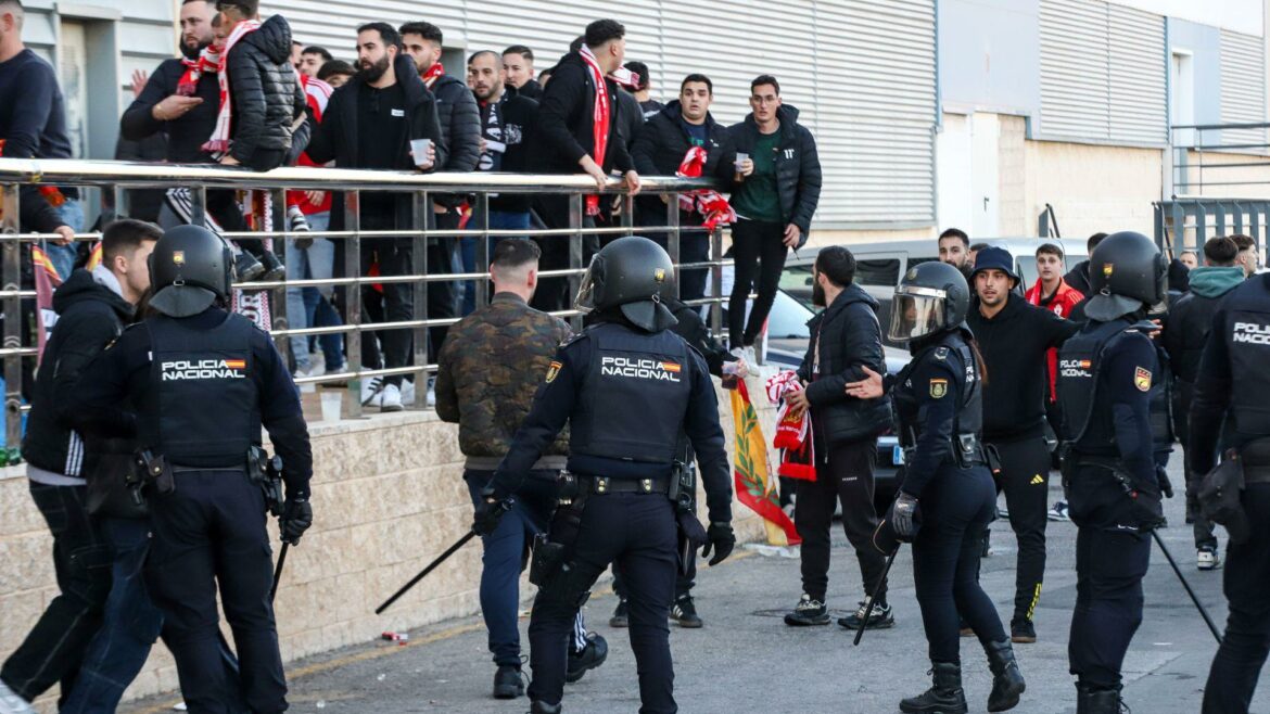 Carga policial antes del partido entre el Real Murcia y el Hércules