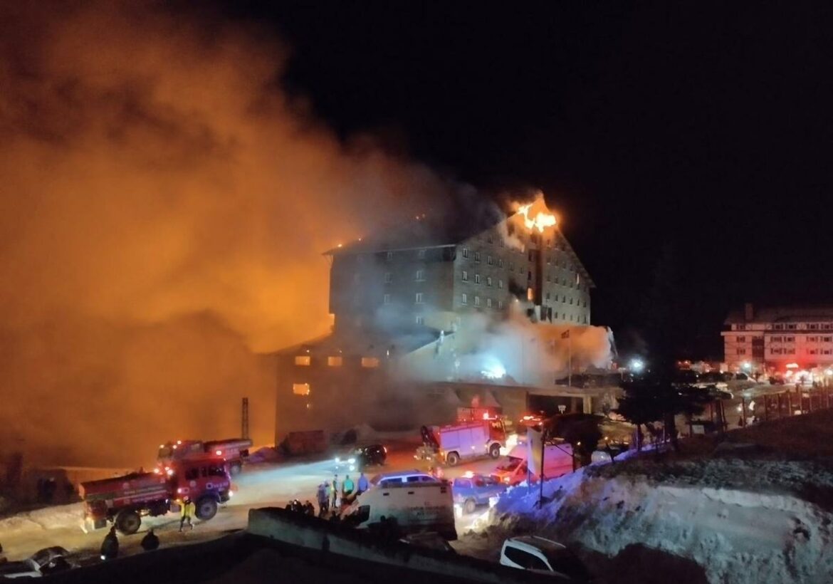 76 muertos y medio centenar de heridos en el incendio de un hotel en una estación de esquí de Turquía