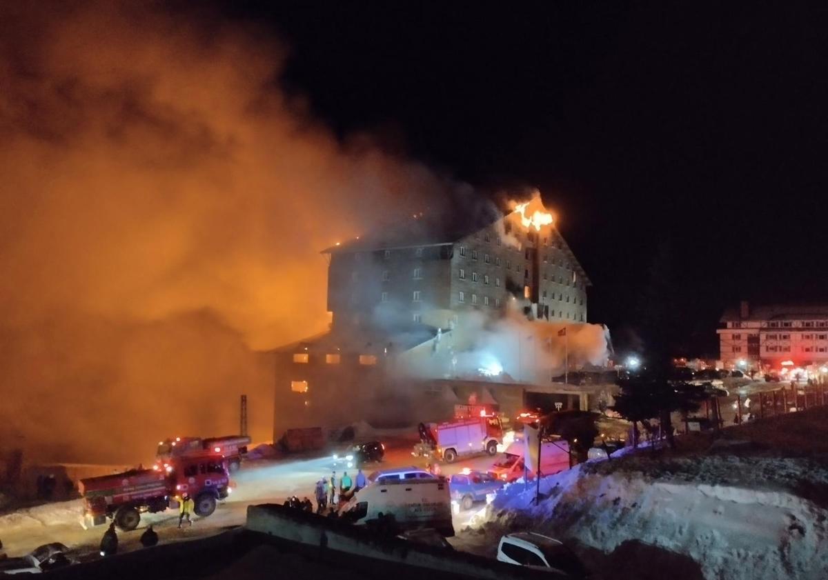 Imagen principal - Al menos 76 muertos y medio centenar de heridos en el incendio de un hotel en una estación de esquí de Turquía