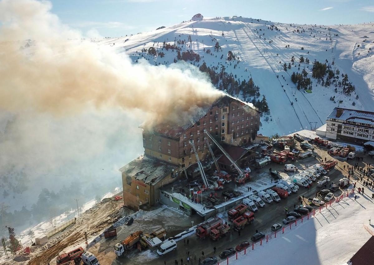 Imagen secundaria 1 - Al menos 76 muertos y medio centenar de heridos en el incendio de un hotel en una estación de esquí de Turquía