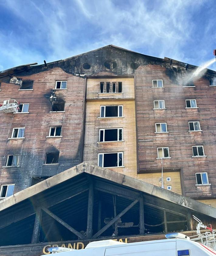 Imagen secundaria 2 - Al menos 76 muertos y medio centenar de heridos en el incendio de un hotel en una estación de esquí de Turquía