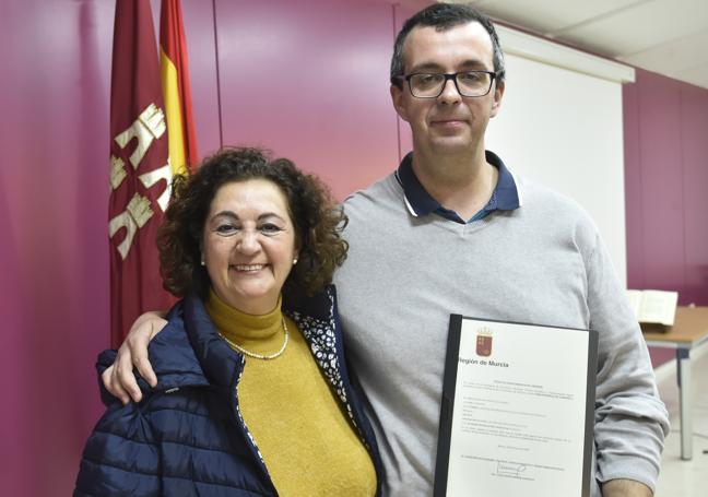 Pepa Gómez y su hijo Ángel Ricardo, tras la toma de posesión.