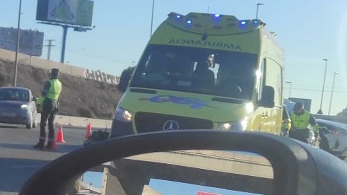 Una motorista de 28 años se fractura la pierna en un accidente en la rotonda Isla Grosa de Murcia