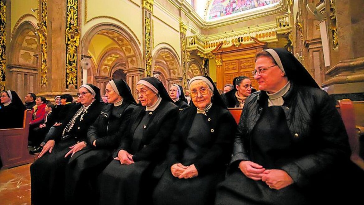 Las monjas benedictinas se despiden de la patrona de Murcia