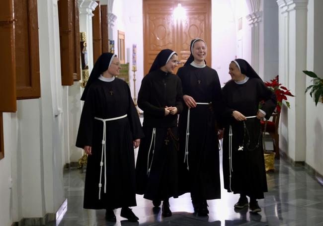 Cuatro de las monjas que residen en el Monasterio de Santa Clara, ubicado en el centro de Murcia.