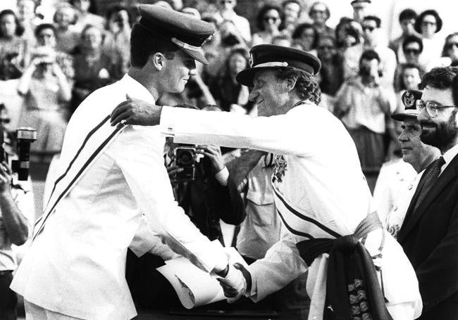 Academia General del Aire. El Rey Juan Carlos I entrega al Príncipe Felipe el despacho de teniente del Ejército del Aire en la Academia General del Aire (AGA), en San Javier. 10 julio de 1989.