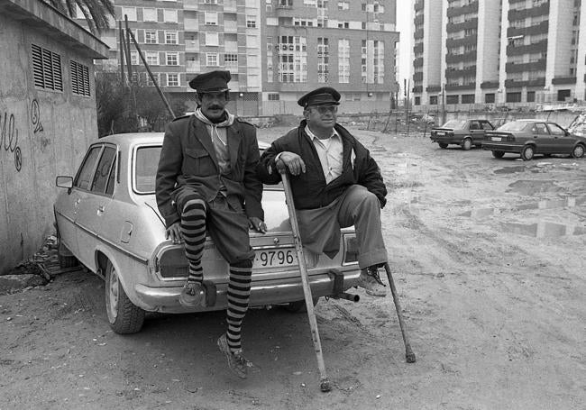 Otra Murcia. Dos guardacoches, en un solar del centro de Murcia. 1991.