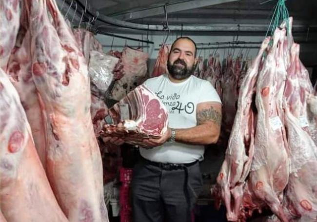 Alfonso Ginés Ruiz, en la cámara frigorífica de la carnicería.