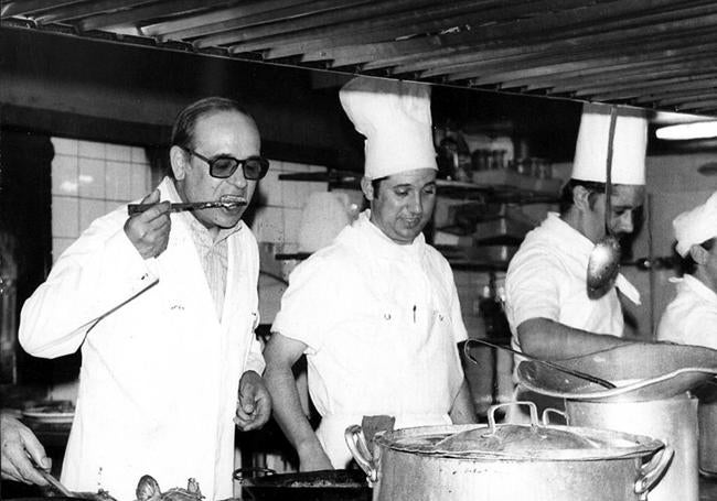 Raimundo González prueba un guiso en la cocina del Rincón de Pepe a principios de los años 70.