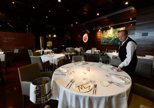 Juan Ballester Murcia prepara una mesa en el comedor principal.