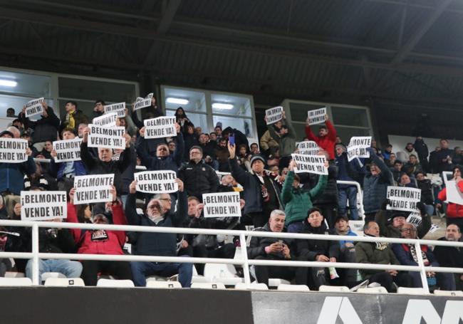 Pancartas de 'Belmonte vende ya' en el último partido en casa.