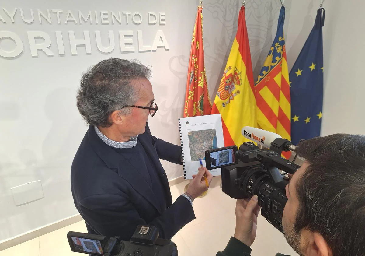 Imagen principal - Arriba, Matías Ruiz muestra sobre plano la ubicación de la parcela escogida. Abajo a la izquierda, vista del solar en primer plano con el Leroy de la calle Diamante al fondo. Abajo a la derecha, planeamiento vigente del sector Lomas de Cabo Roig, donde se ve en rosa la parcela EQ-1 y, al norte, una zona verde sin ejecutar.