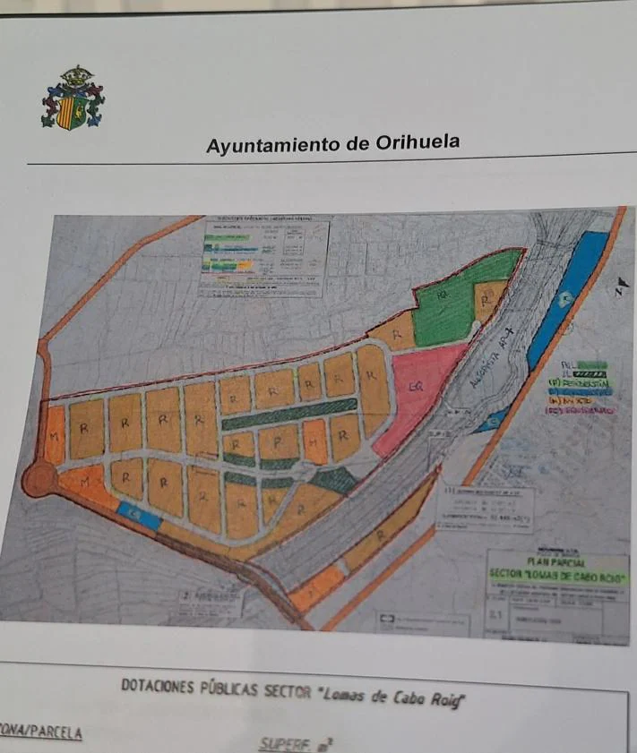 Imagen secundaria 2 - Arriba, Matías Ruiz muestra sobre plano la ubicación de la parcela escogida. Abajo a la izquierda, vista del solar en primer plano con el Leroy de la calle Diamante al fondo. Abajo a la derecha, planeamiento vigente del sector Lomas de Cabo Roig, donde se ve en rosa la parcela EQ-1 y, al norte, una zona verde sin ejecutar.