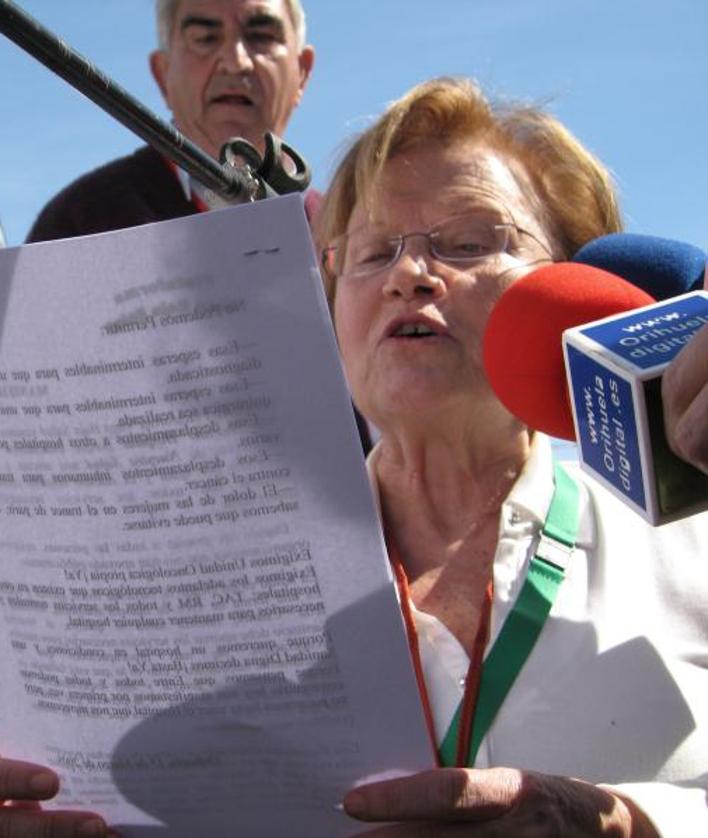 Imagen secundaria 2 - Díaz siempre estuvo muy implicada en la vida social de Orihuela. Arriba, dialoga con el exalcalde de Los Verdes, Monserrate Guillén, y otros compañeros. Abajo, atiende a LA VERDAD en una entrevista concedida con motivo de su elección como Síndica y a los medios de comunicación en una de sus múltiples ruedas de prensa.