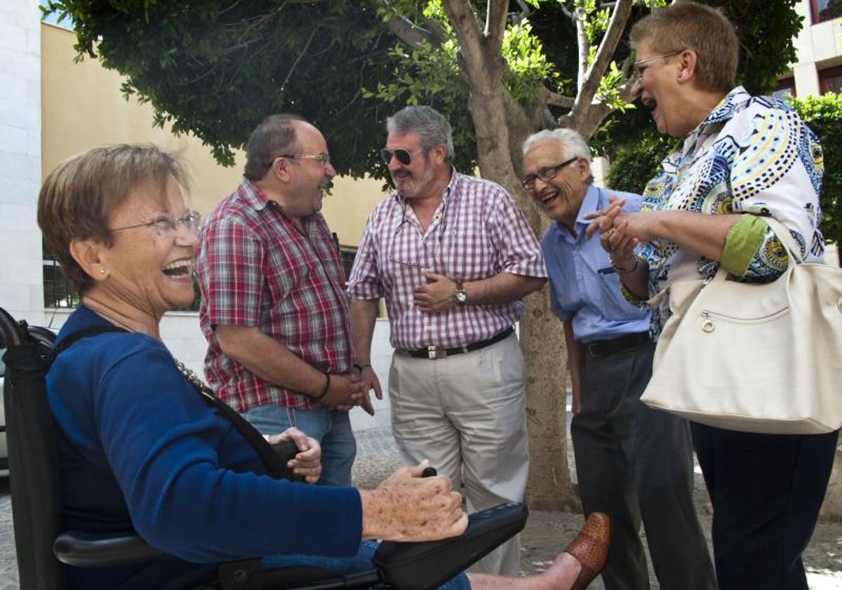 Imagen principal - Díaz siempre estuvo muy implicada en la vida social de Orihuela. Arriba, dialoga con el exalcalde de Los Verdes, Monserrate Guillén, y otros compañeros. Abajo, atiende a LA VERDAD en una entrevista concedida con motivo de su elección como Síndica y a los medios de comunicación en una de sus múltiples ruedas de prensa.