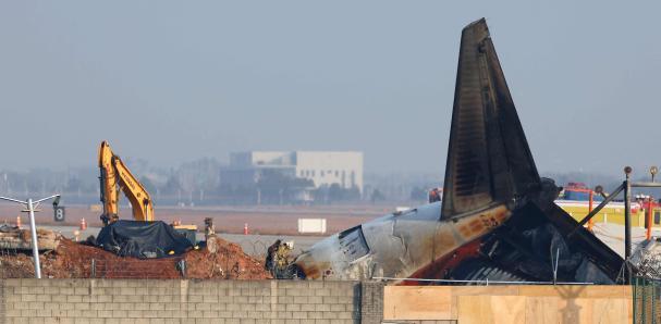 Las cajas negras del avión surcoreano dejaron de grabar cuatro minutos antes de que se estrellara